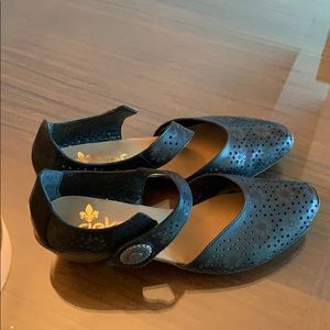 Very comfy summer shoes.